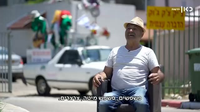 ציון שירי מתראיין לצד הרכב המזמר