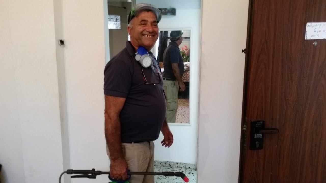 ציון שירי מחייך עם אוזניות